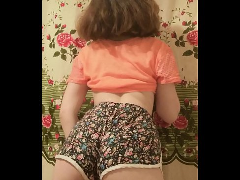 ❤️ Seksi mlada bejba se pred kamero sleče s kratkih hlač ❤ Domače porniče pri nas ☑