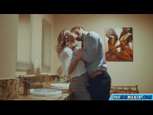 ❤️ Ko vas prsata blondinka zapelje na javnem stranišču ❤ Domače porniče pri nas ☑